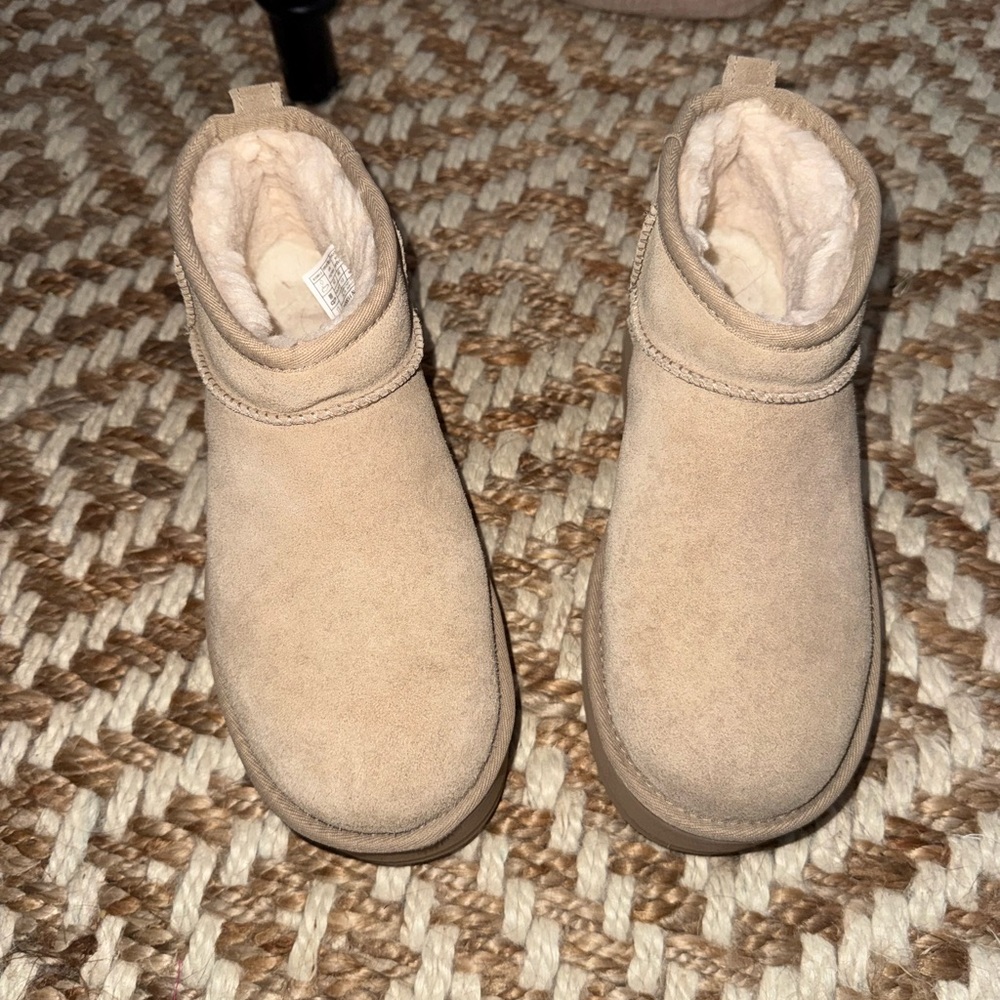UGG Women’s Beige Boots - Picture 4 of 7